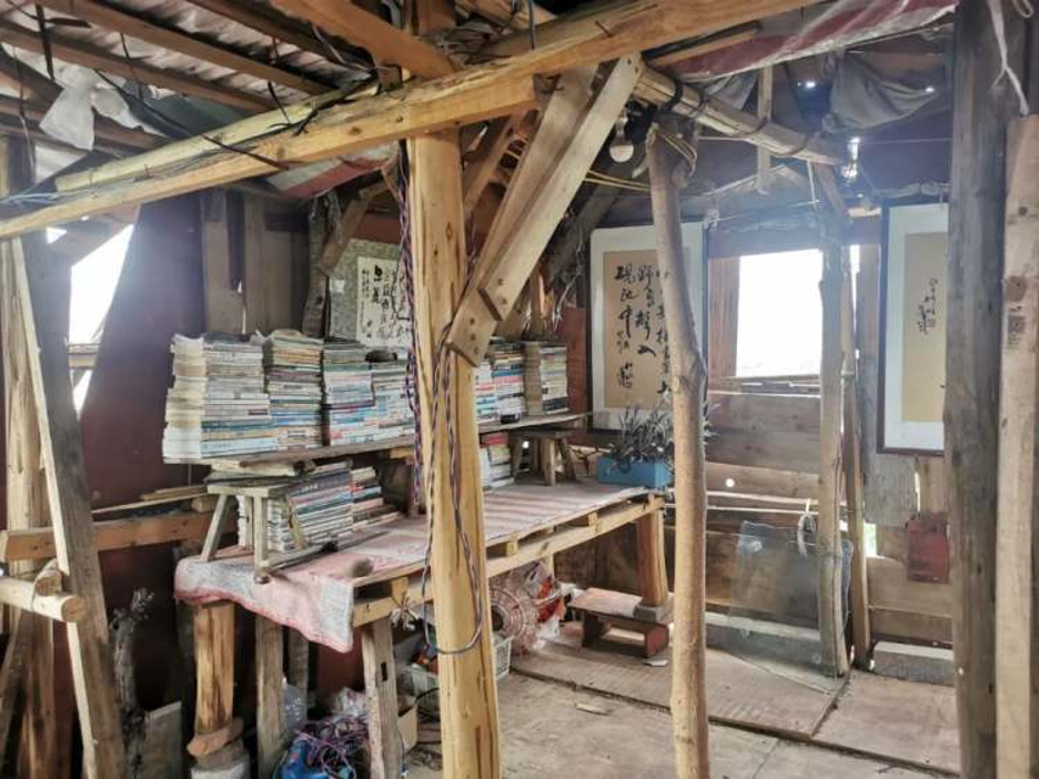 Người đàn ông chăm sóc cây cối