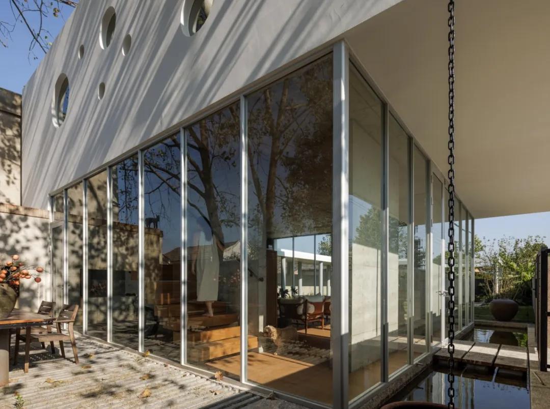 Người đàn ông chi 6 tỷ đồng xây biệt thự kính 220m2 để nghỉ hưu ở tuổi 49 gây ấn tượng mạnh - Ảnh 2.