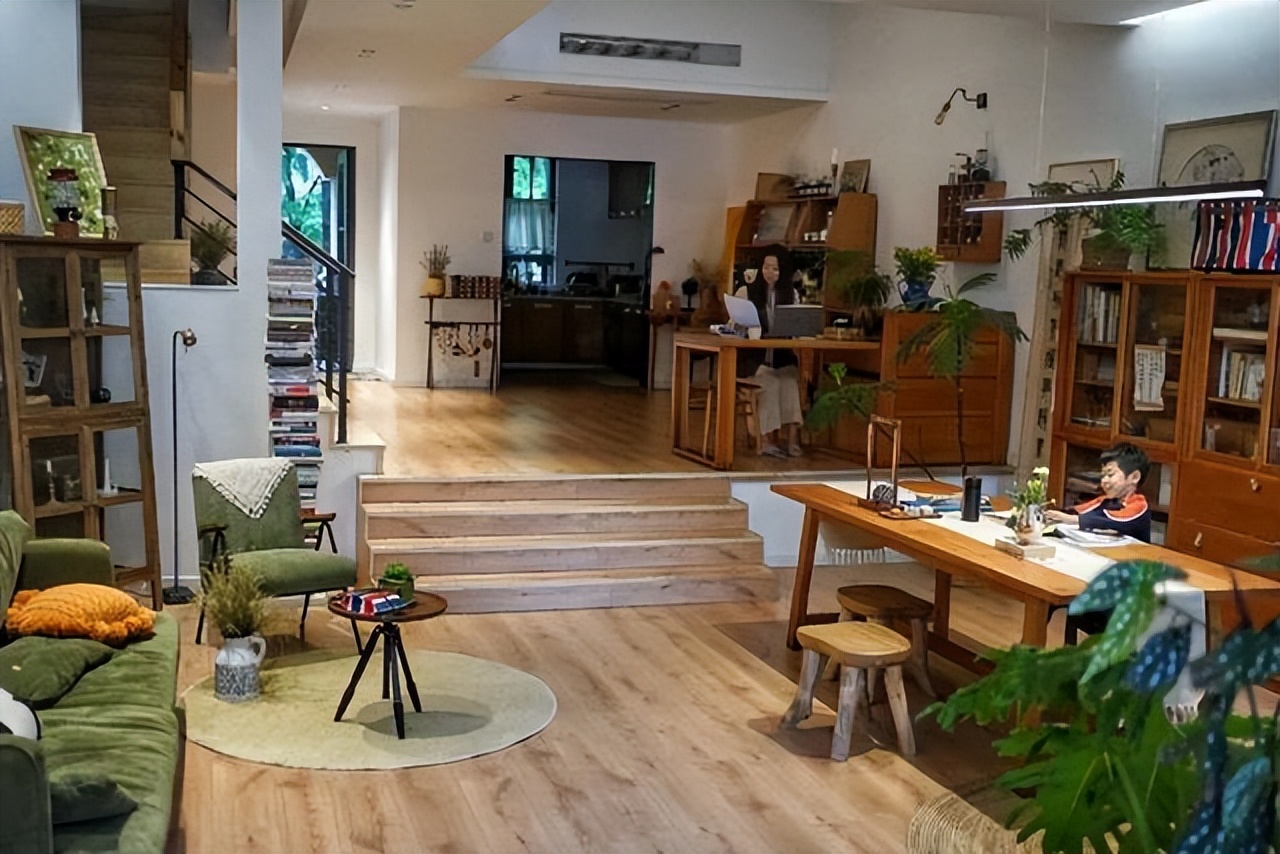 Người mẹ đơn thân 50 tuổi sống hạnh phúc trong biệt thự 300m²: 