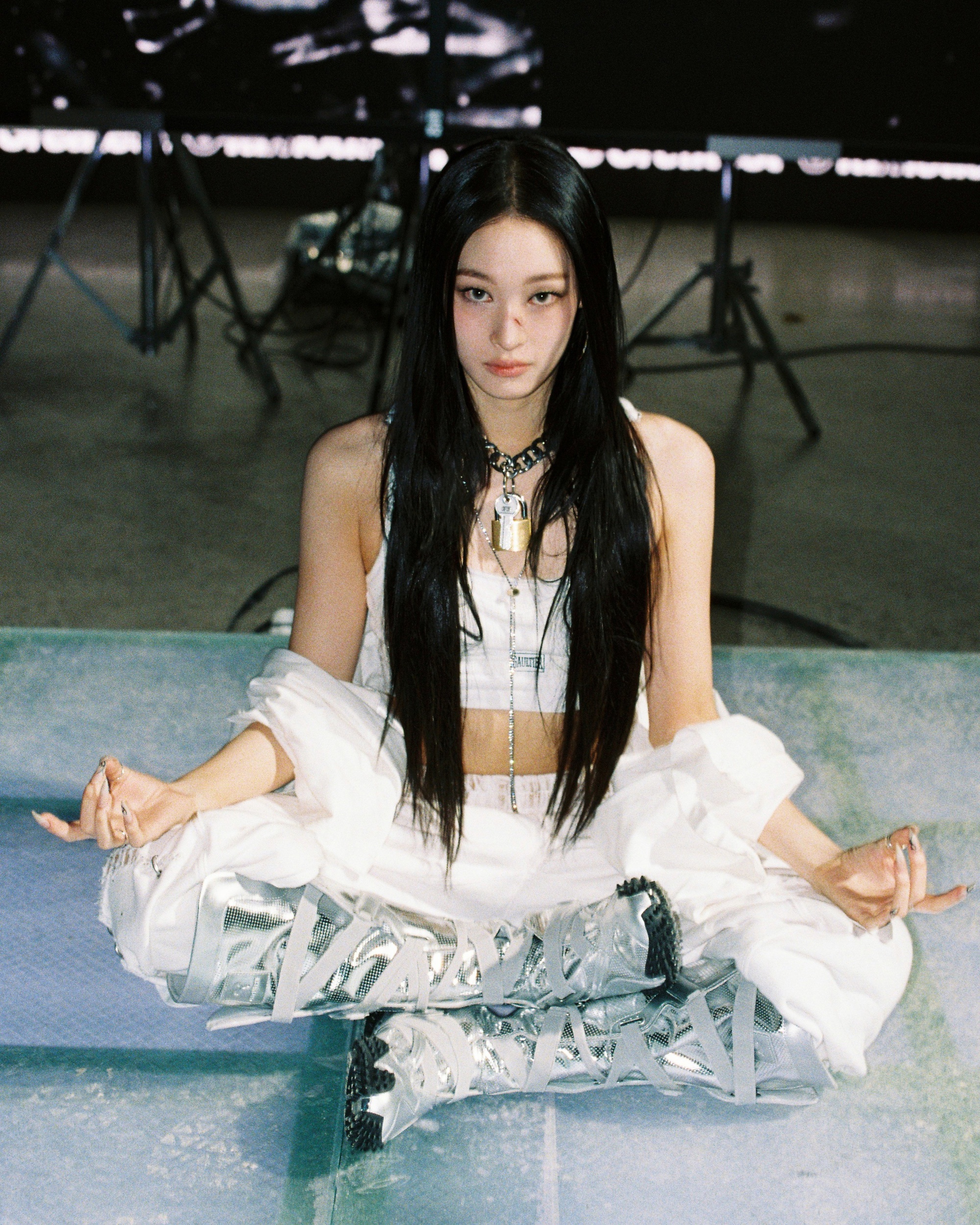 Tiểu thư tài phiệt giúp tân binh “quái vật” thoát kiếp flop, đánh bật cả 2 nhóm kế nhiệm BLACKPINK?- Ảnh 4.