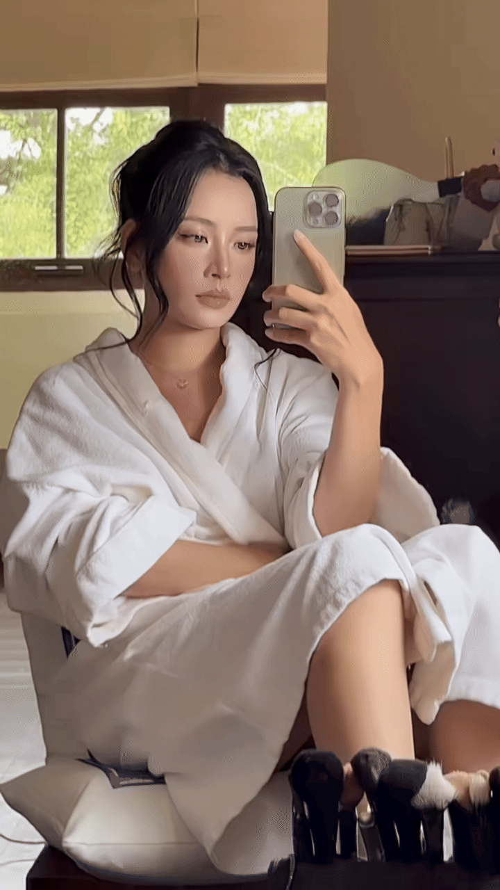 Hành động của Chi Pu cho thấy cô không bận tâm đến lời chỉ trích của Văn Mai Hương - Ảnh 1.