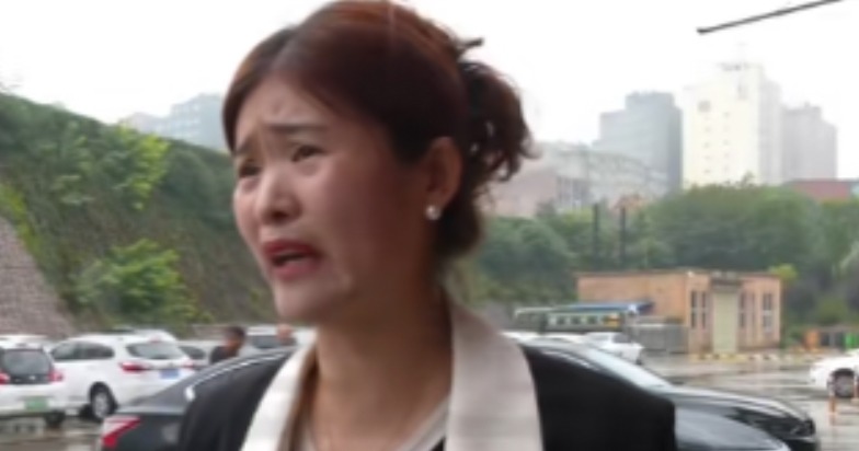 Phát hiện vòng vàng rơi từ túi áo, người phụ nữ gặp rắc rối khi mang đi bán - Ảnh 2.