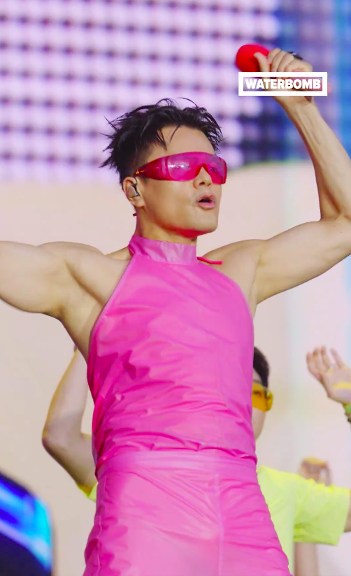 Chủ tịch J.Y.Park tỏa sáng tại lễ hội WATERBOMB, thể hiện giọng hát live đẳng cấp khiến khán giả phát cuồng- Ảnh 2.