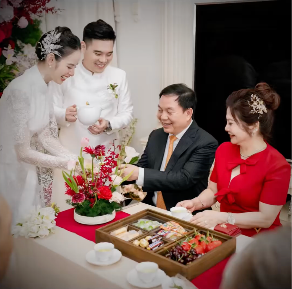 Đám hỏi của Hương Liên và chàng trai điển trai: Mọi chi tiết đều tôn vinh cô dâu - Ảnh 1.