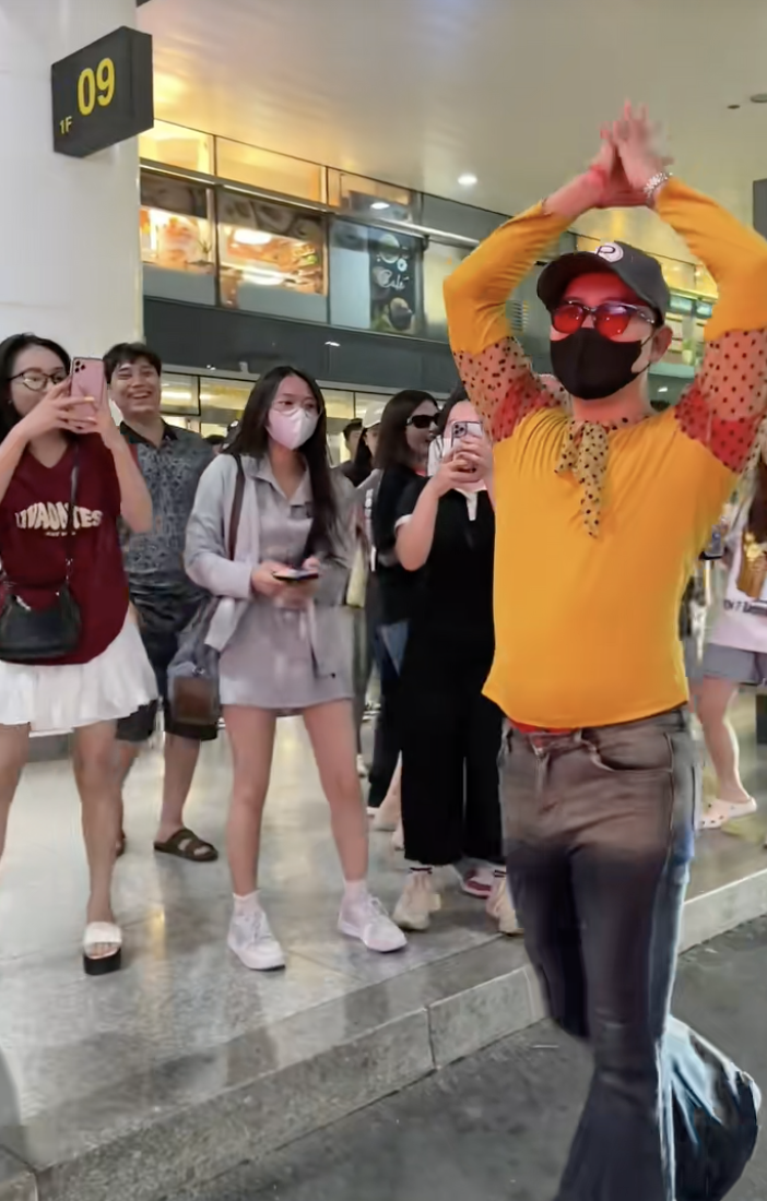 Cosplay G-Dragon tại sân bay