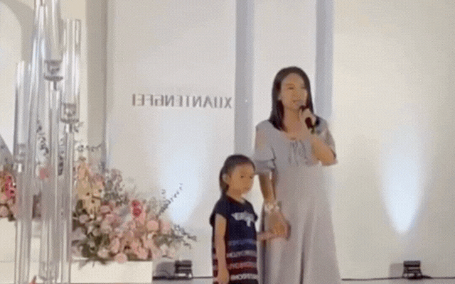 Cảnh người mẹ hát tại đám cưới.