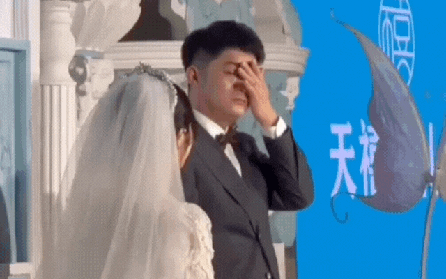 Chú rể khóc tại đám cưới.