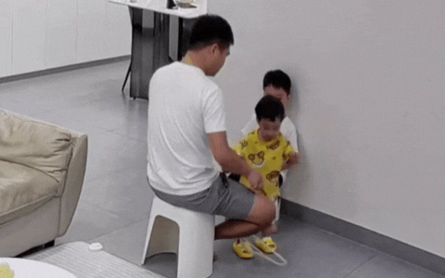 Cô bé 3 tuổi biến khoảnh khắc căng thẳng thành tiếng cười - Ảnh 2.