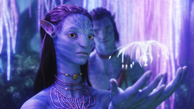Zoe Saldaña (trái) trong vai chiến binh Navi Neytiri.