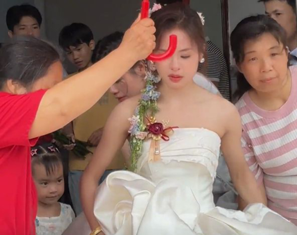 Cô dâu xinh đẹp gây sốt tại đám cưới quê - Ảnh 6.