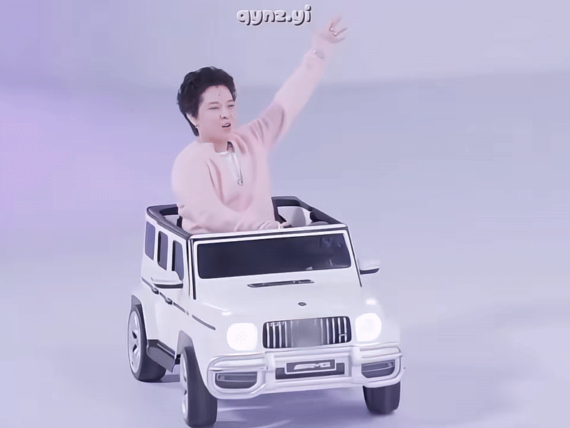Tiên Tiên lái xe đồ chơi trong chương trình