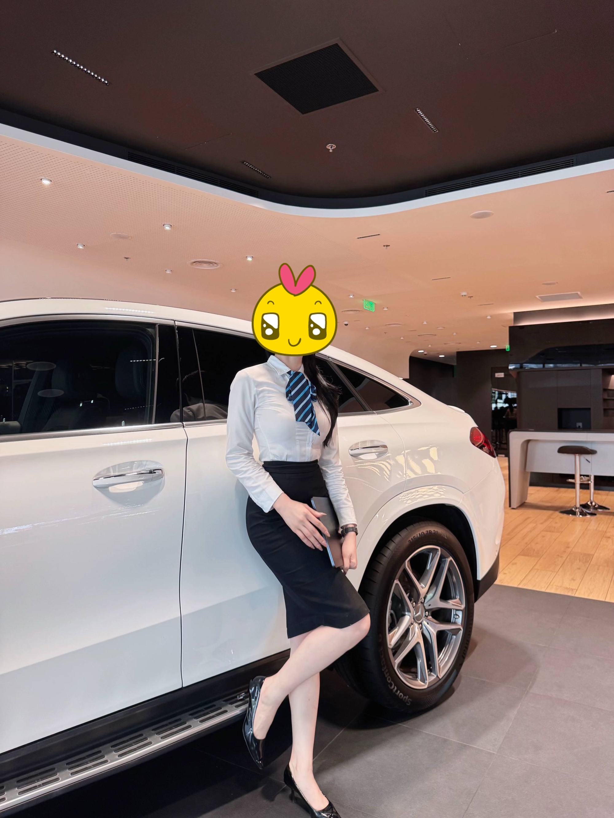 Chiều dài chân váy của nhân viên bán xe: Sự chuyên nghiệp và tôn trọng khách hàng - Ảnh 6.