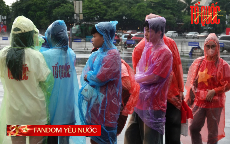 Concert Quốc Gia trước giờ G: Trời mưa tầm tã không ngăn được fandom yêu nước lên đồ chơi tới bến- Ảnh 4.