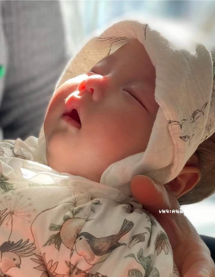 Sau khi sinh, ai là người bế bé đầu tiên? Những điều mẹ cần lưu ý - Ảnh 2.