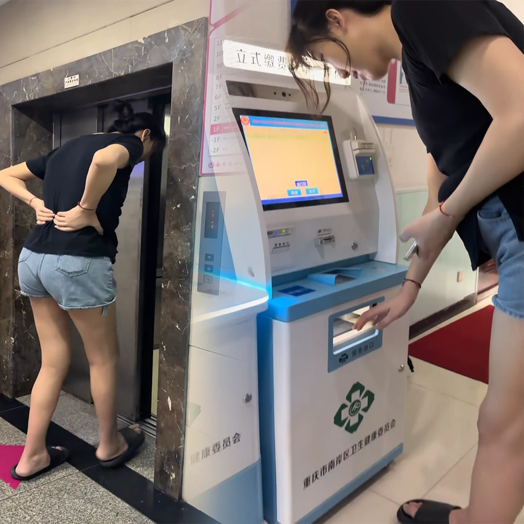 Chuyện tình kỳ lạ giữa chàng trai thấp bé và cô gái cao 2m2 khiến ai cũng ngỡ ngàng - Ảnh 4.