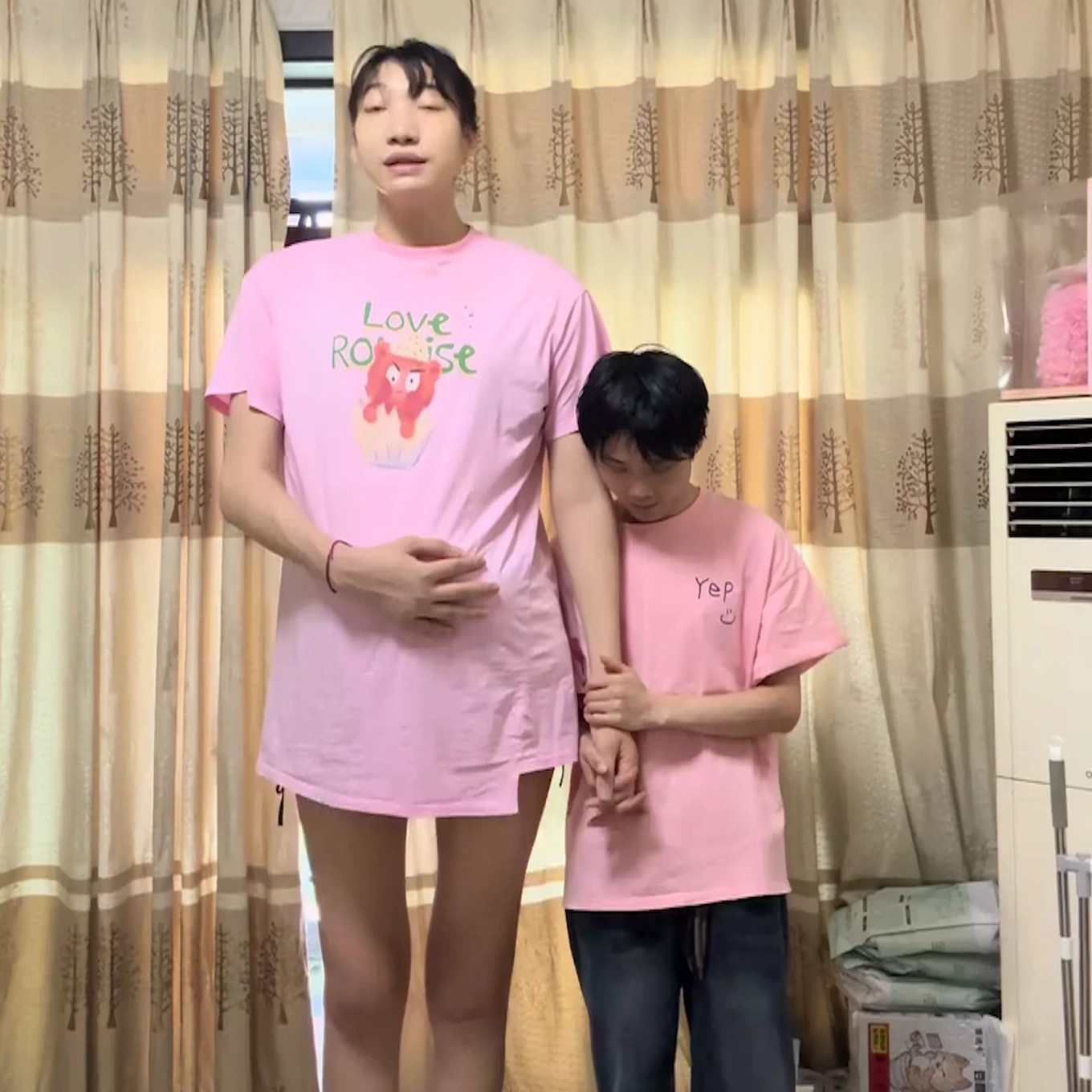 Chuyện tình kỳ lạ giữa chàng trai thấp bé và cô gái cao 2m2 khiến ai cũng ngỡ ngàng - Ảnh 2.