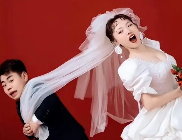 Chuyện tình đẹp của chàng trai 1m28 và cô dâu 1m7 cùng món quà cưới gây sốt - Ảnh 1.