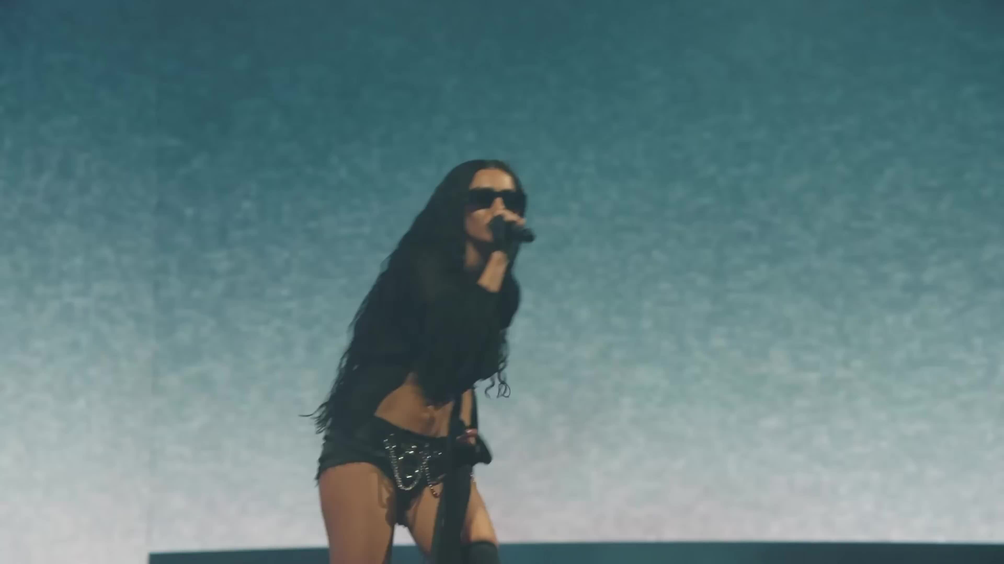 Charlie xcx song ca Lorde trong "Girl, so confusing" tại Coachella 11/4
