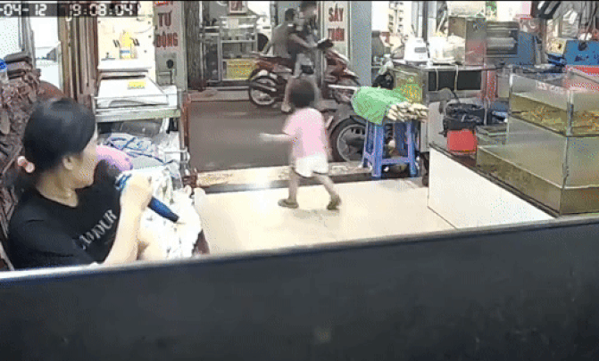 Khoảnh khắc dễ thương của cháu gái tặng hoa cho bà ngoại gây tranh cãi - Ảnh 3.