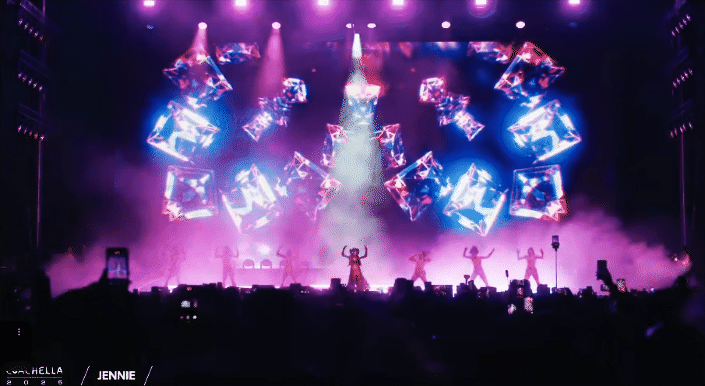 Jennie diễn như 'lên đồng' ở Coachella tuần 2: Live tốt hơn hẳn, nhảy cực 'cháy' khiến MXH Hàn bùng nổ!- Ảnh 1.
