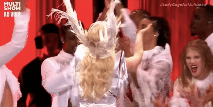 Lady Gaga xúc động trước khán giả