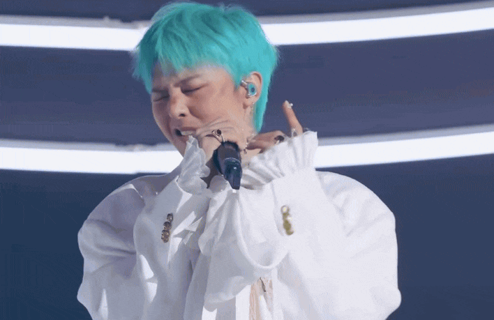 G-Dragon trình diễn 4 thứ tiếng tại Mỹ Đình