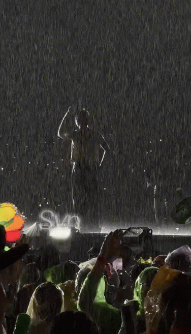 Khoảnh khắc đáng nhớ: G-Dragon cúi chào fan Việt trong cơn mưa - Ảnh 4.