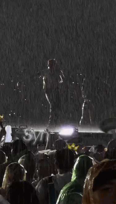 Khoảnh khắc đáng nhớ: G-Dragon cúi chào fan Việt trong cơn mưa - Ảnh 3.