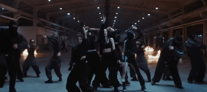 Tiểu thư tài phiệt giúp tân binh “quái vật” thoát kiếp flop, đánh bật cả 2 nhóm kế nhiệm BLACKPINK?- Ảnh 3.