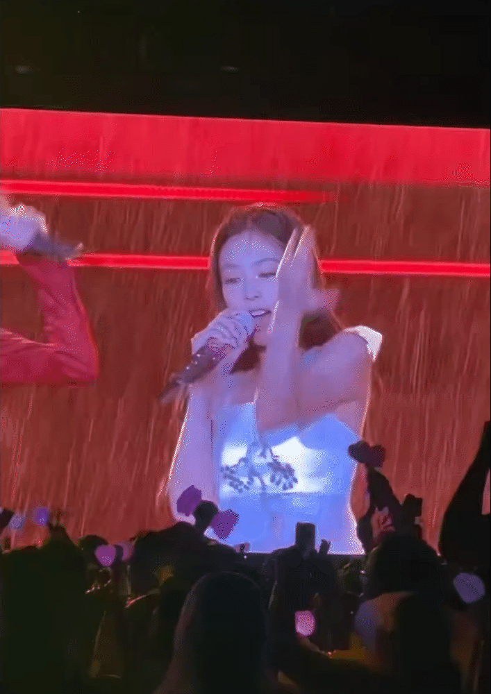 BLACKPINK biểu diễn dưới mưa