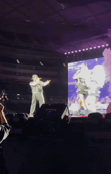 Rosé và Bruno Mars trên sân khấu