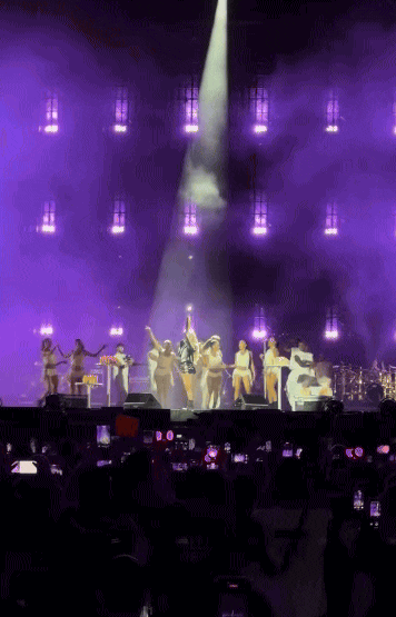 Rosé và Bruno Mars trên sân khấu