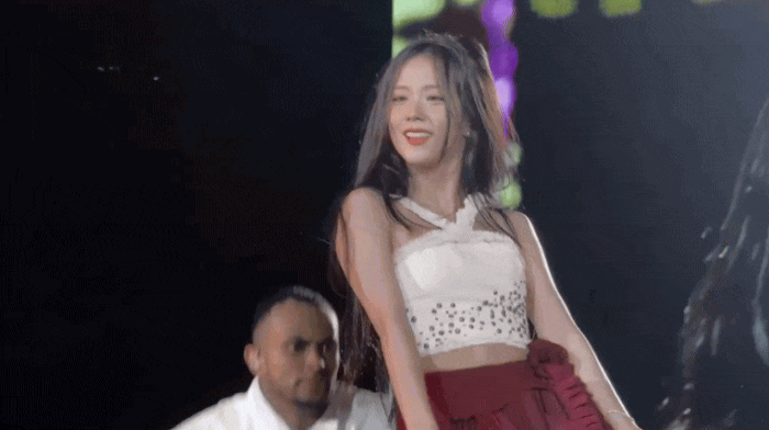 Jisoo trong trang phục trình diễn.