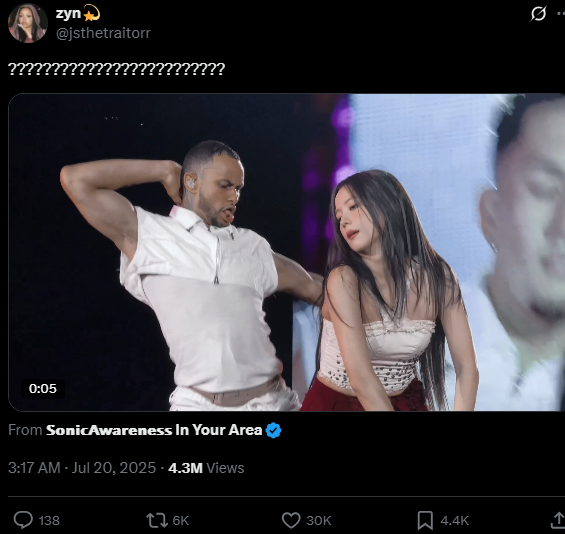 Jisoo trong màn trình diễn tại concert.