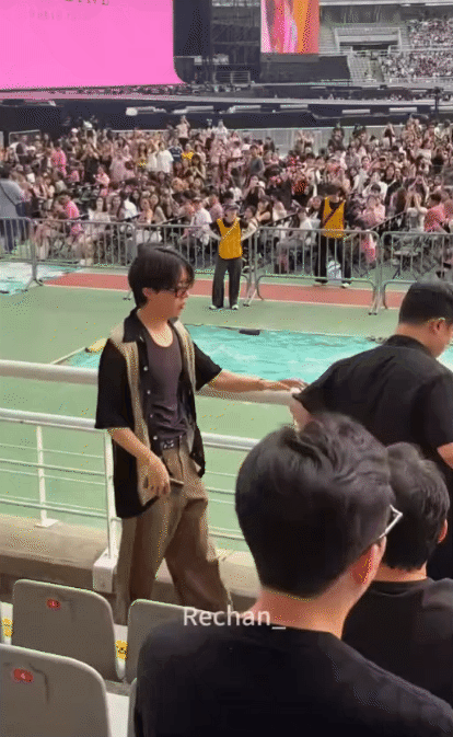 Sự phân biệt trong cách mời khách VIP tại concert của nhóm nhạc nữ đình đám - Ảnh 2.