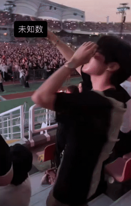 Sự phân biệt trong cách mời khách VIP tại concert của nhóm nhạc nữ đình đám - Ảnh 3.