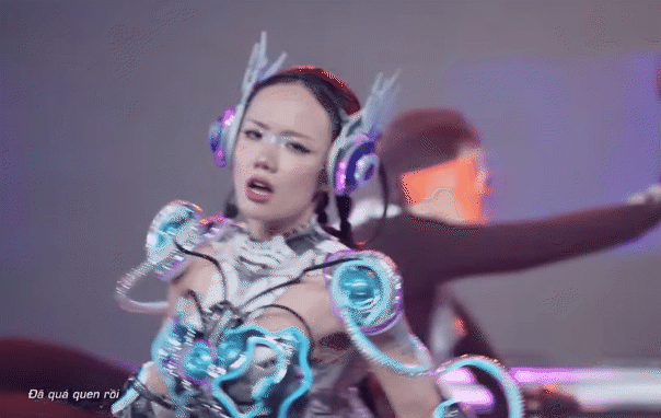 Màn trình diễn đầy màu sắc của Phương Ly và Châu Bùi.