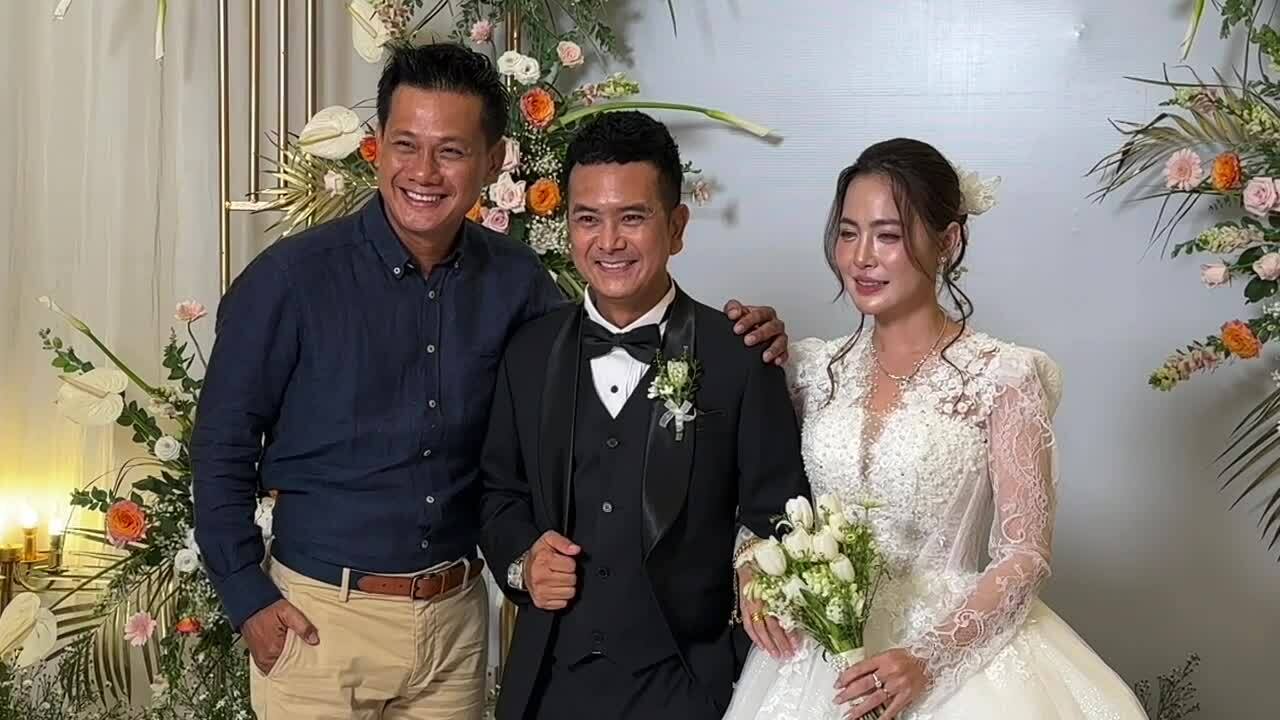 Cò Phùng Ngọc cùng dàn nghệ sĩ dự tiệc cưới bé An Hùng Thuận, tối 12/7.