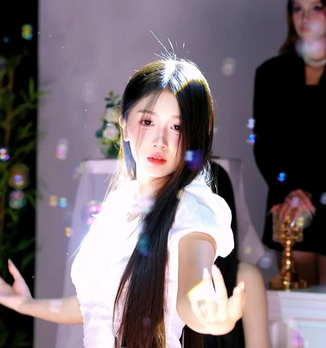 Cô gái Việt gây sốt với danh hiệu 'Người đẹp nhất TikTok'