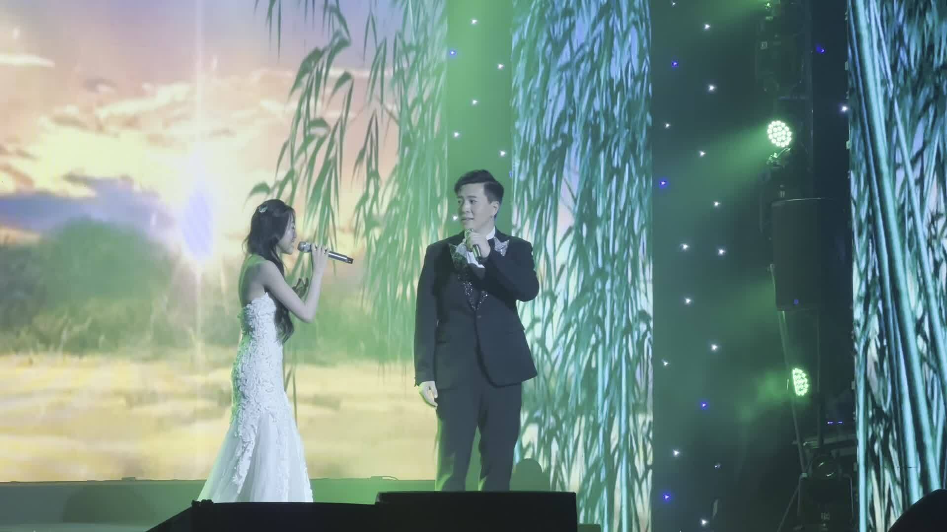 Dàn nghệ sĩ Việt Nam - Trung Quốc hát 'Qua cầu gió bay'