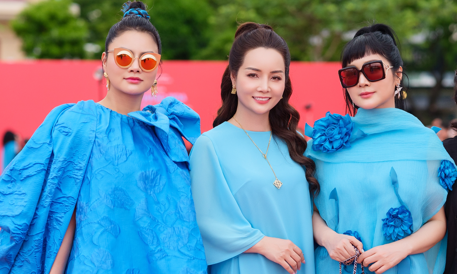 Dàn sao diện trang phục sắc xanh dự show bên bờ sông Hàn