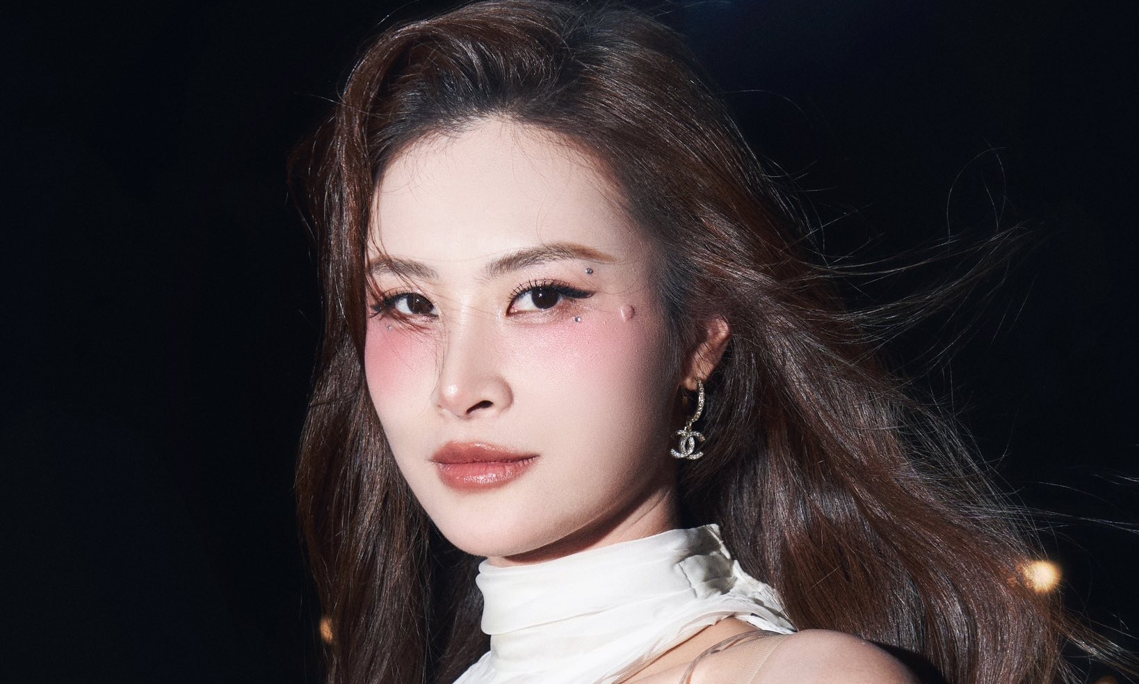 Đông Nhi: 'Vượt qua hỗn loạn nổi tâm để gắn bó nghề'