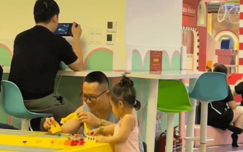 Hai bức tranh đối lập tại khu vui chơi trong trung tâm thương mại ngày lễ: Ranh giới giữa bận rộn và vô tâm thật mong manh! - Ảnh 2.