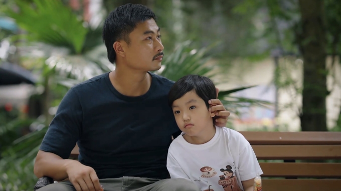 Khôi Nguyên và diễn viên Duy Hưng ở một cảnh phim.