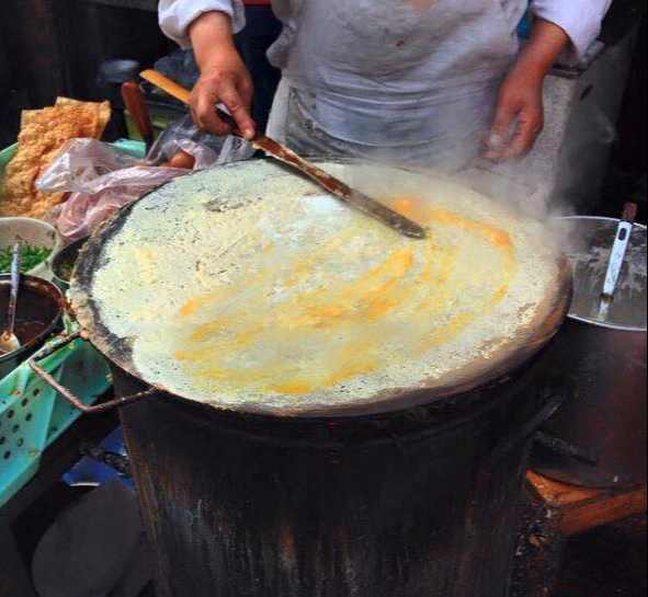 Giữa cơn bão thất nghiệp, người đàn ông này vẫn thành công với quầy bánh trứng nhỏ: Tiền không khó kiếm, chỉ cần nỗ lực và thông minh! - Ảnh 2.