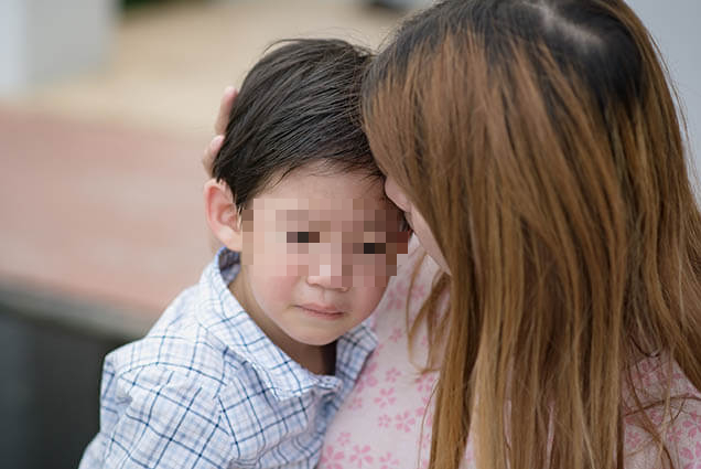 Mẹ phát hiện con trai 2 tuổi gầy bất thường, kiểm tra camera và bật khóc khi biết sự thật - Ảnh 1.