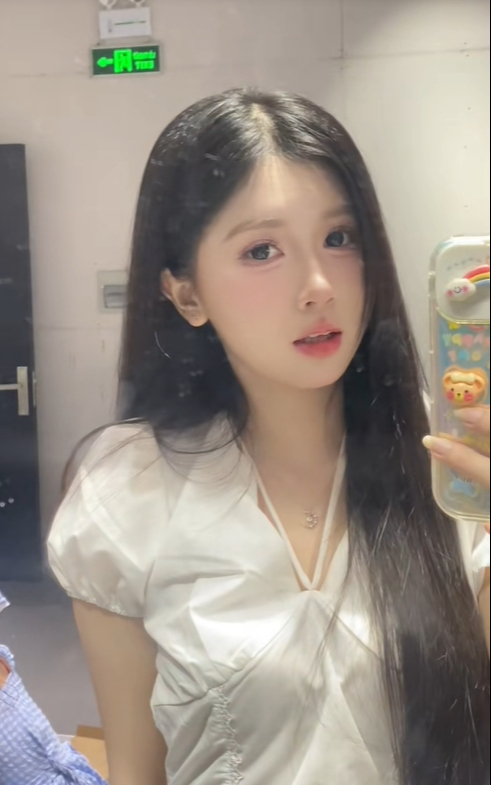 Cô gái Việt gây sốt với danh hiệu 'Người đẹp nhất TikTok'