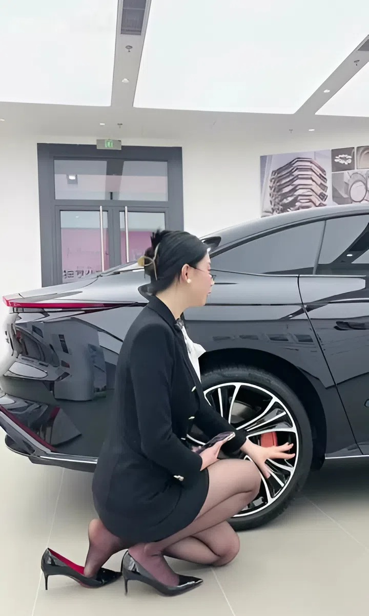 Chiều dài chân váy của nhân viên bán xe: Sự chuyên nghiệp và tôn trọng khách hàng - Ảnh 9.
