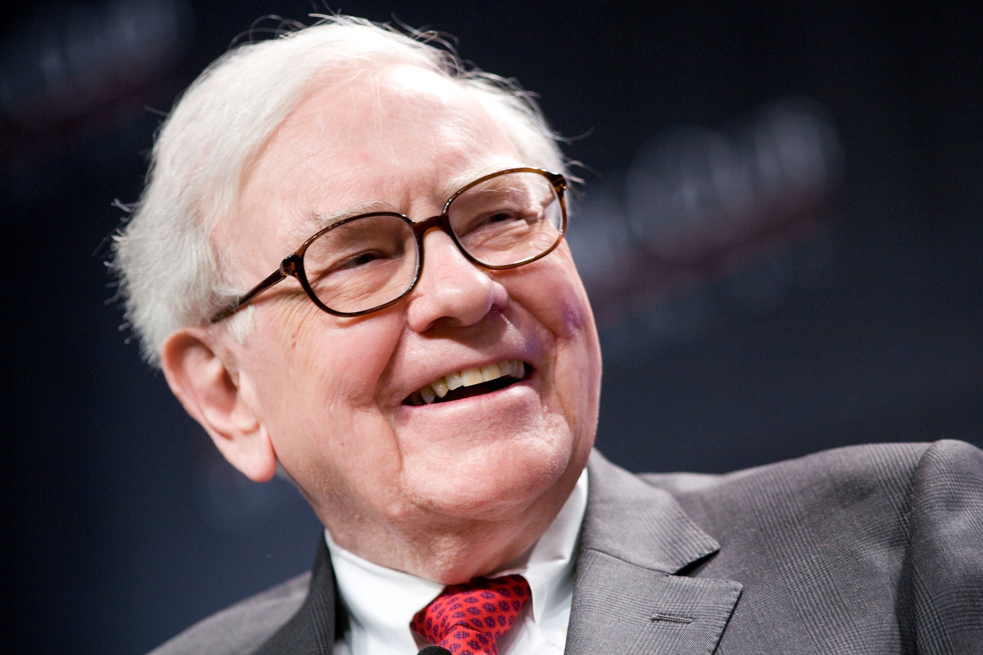 Tỷ phú Buffett: Khoản đầu tư quý giá nhất trong cuộc đời bạn không phải là bất động sản, vàng hay chứng khoán! - Ảnh 2.