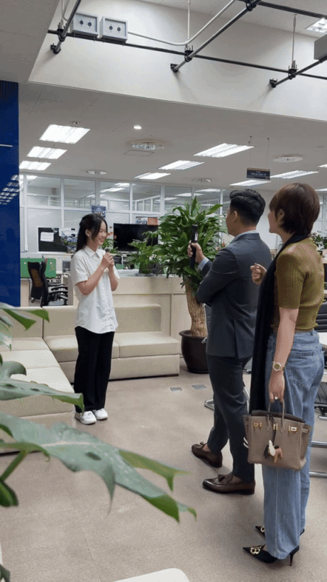 Thủ khoa khối A00 Hiền Mai gây sốt với vẻ đẹp và tài năng trên sóng truyền hình - Ảnh 4.